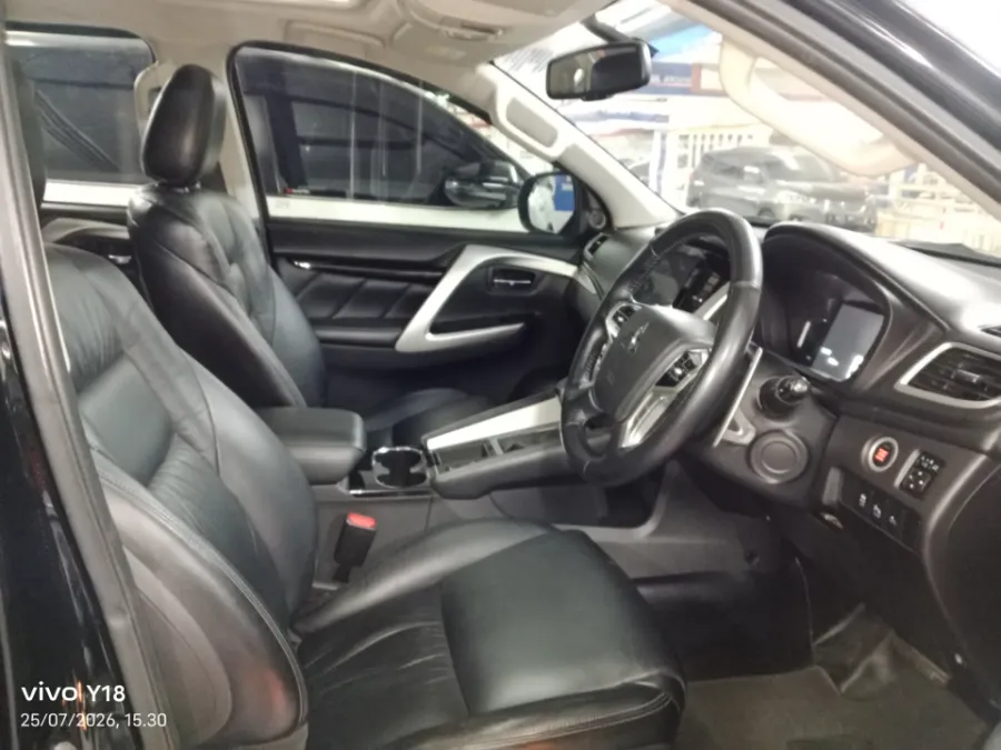 Foto Mobil Bekas Kabin Depan Mitsubishi Pajero Sport 2.4 Dakar 4X2 tahun 2021