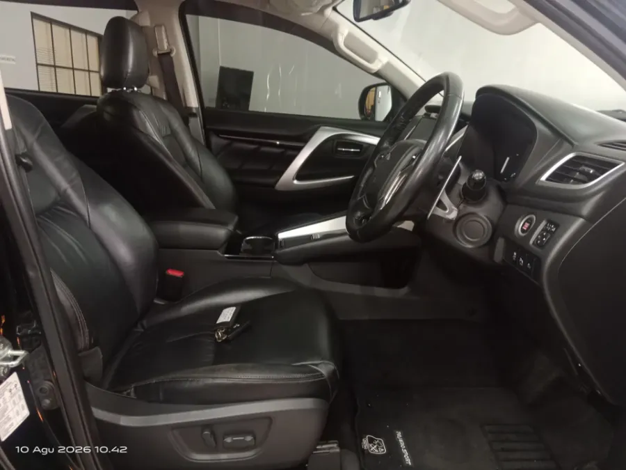 Foto Mobil Bekas Kabin Depan Mitsubishi Pajero Sport 2.4 Dakar 4X2 tahun 2021