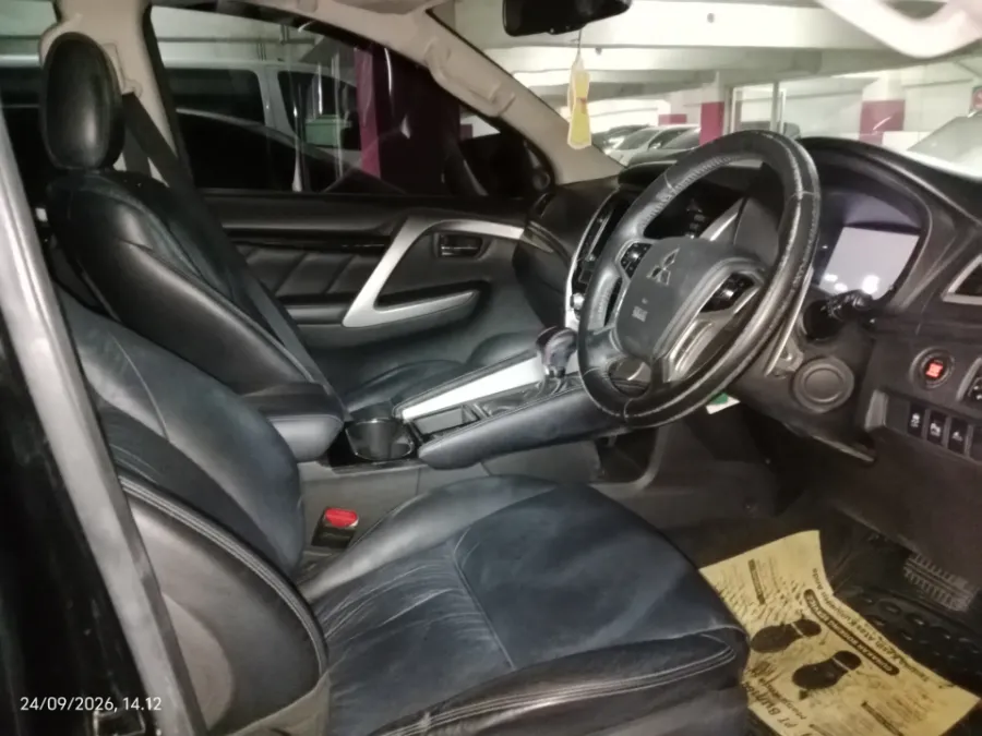 Foto Mobil Bekas Kabin Depan Mitsubishi Pajero Sport 2.4 Dakar 4X2 tahun 2021