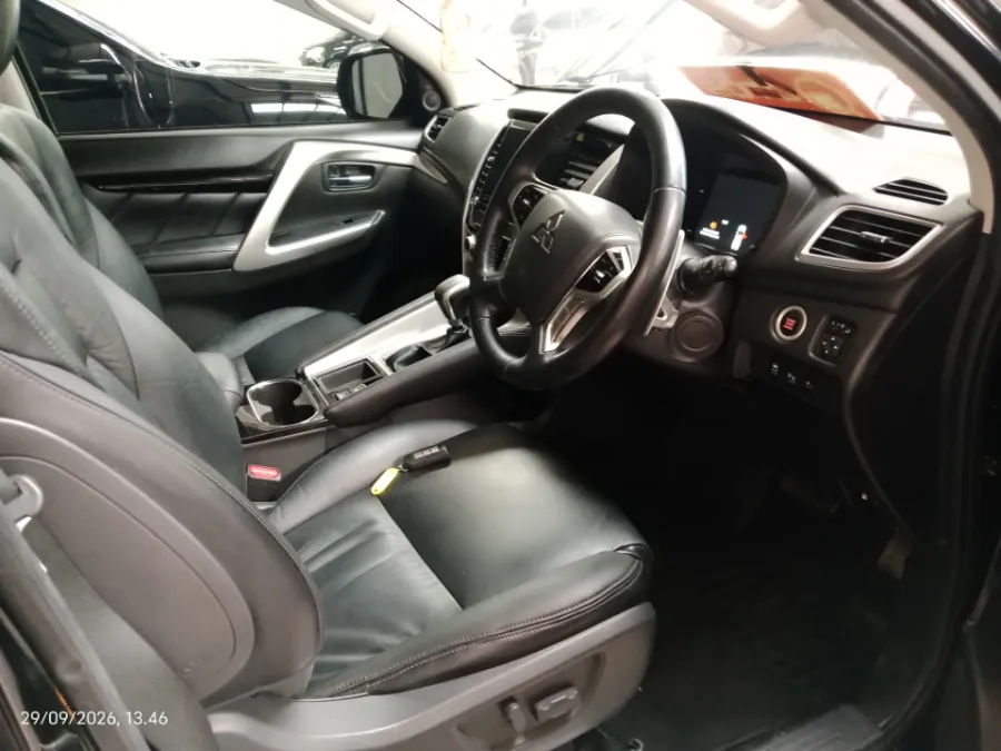 Foto Mobil Bekas Kabin Depan Mitsubishi Pajero Sport 2.4 Dakar 4X2 tahun 2021
