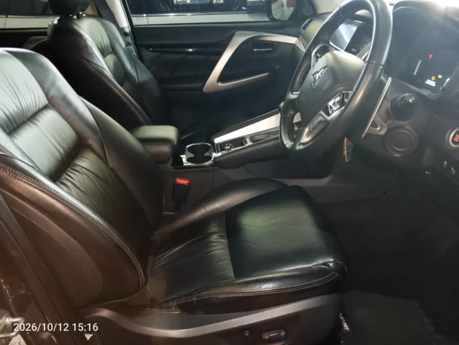 Foto Mobil Bekas Kabin Depan Mitsubishi Pajero Sport 2.4 Dakar 4X2 tahun 2021