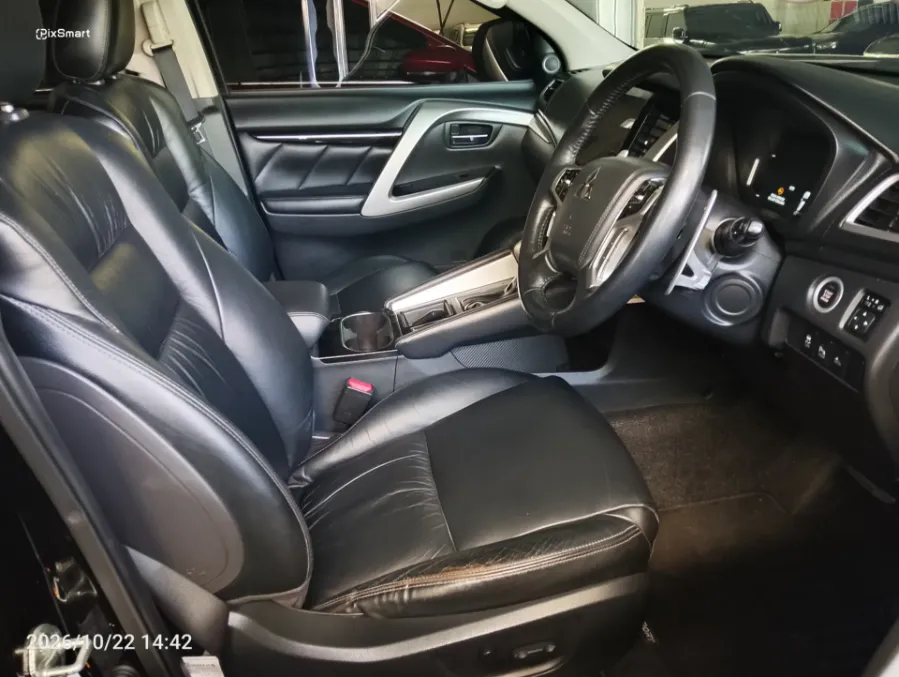 Foto Mobil Bekas Kabin Depan Mitsubishi Pajero Sport 2.4 Dakar 4X2 tahun 2021