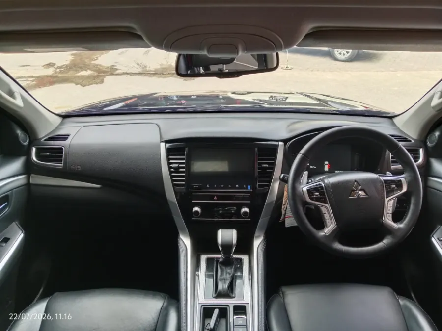 Foto Mobil Bekas Dashboard Mitsubishi Pajero Sport 2.4 Dakar 4X2 tahun 2022