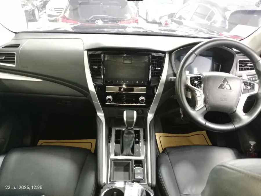 Foto Mobil Bekas Dashboard Mitsubishi Pajero Sport 2.4 Dakar 4X2 tahun 2022