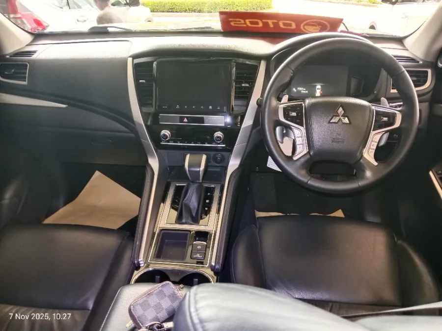 Foto Mobil Bekas Dashboard Mitsubishi Pajero Sport 2.4 Dakar 4X2 tahun 2022