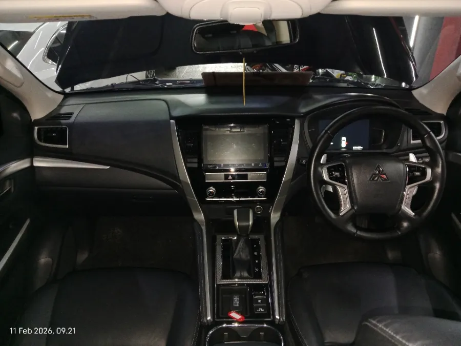 Foto Mobil Bekas Dashboard Mitsubishi Pajero Sport 2.4 Dakar 4X2 tahun 2022