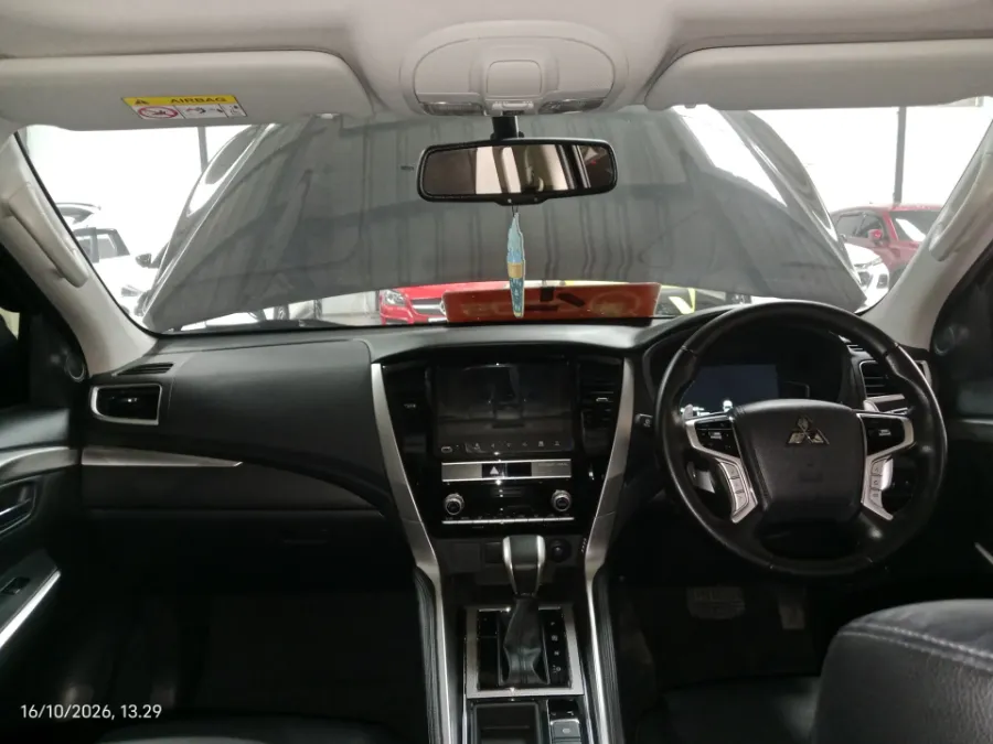 Foto Mobil Bekas Dashboard Mitsubishi Pajero Sport 2.4 Dakar 4X2 tahun 2022