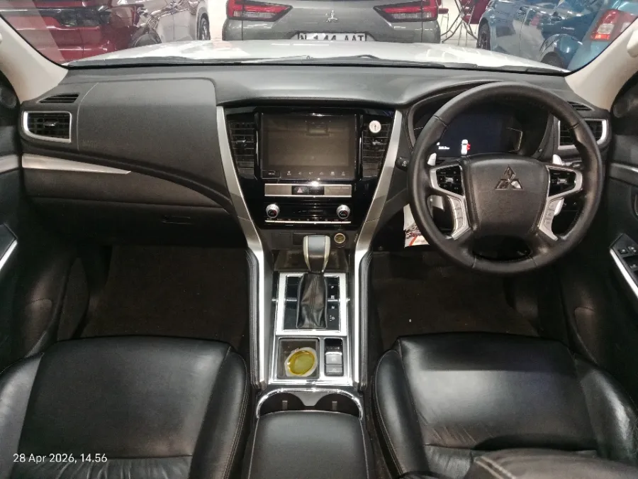 Foto Mobil Bekas Dashboard Mitsubishi Pajero Sport 2.4 Dakar 4X2 tahun 2022