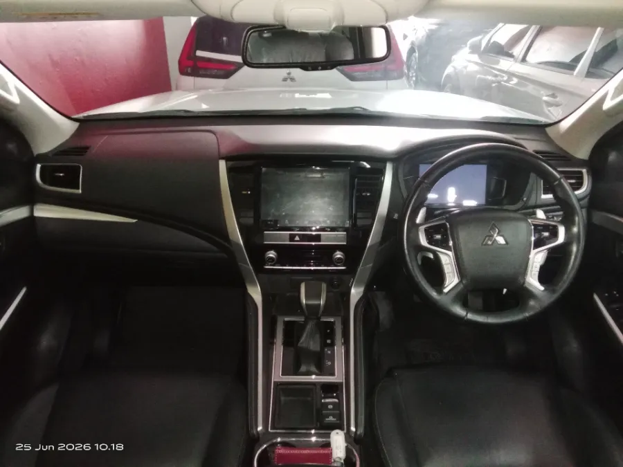 Foto Mobil Bekas Dashboard Mitsubishi Pajero Sport 2.4 Dakar 4X2 tahun 2022