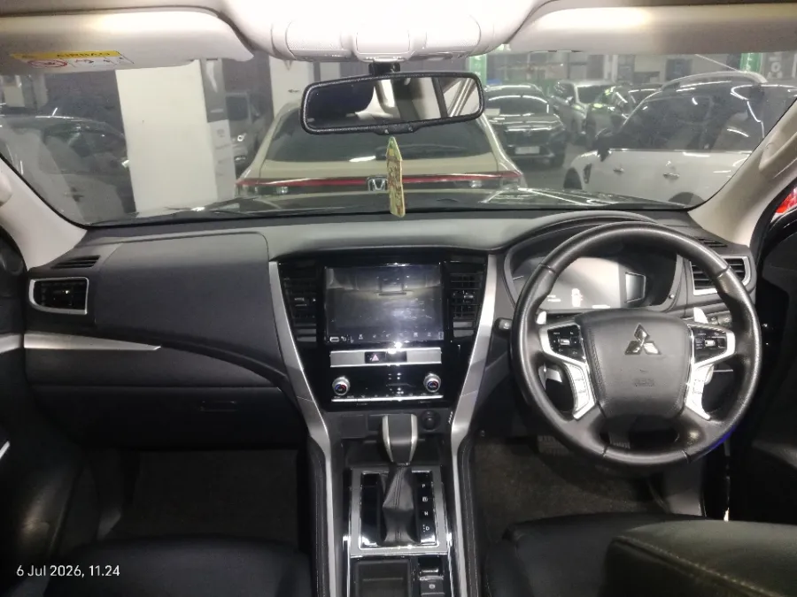 Foto Mobil Bekas Dashboard Mitsubishi Pajero Sport 2.4 Dakar 4X2 tahun 2022