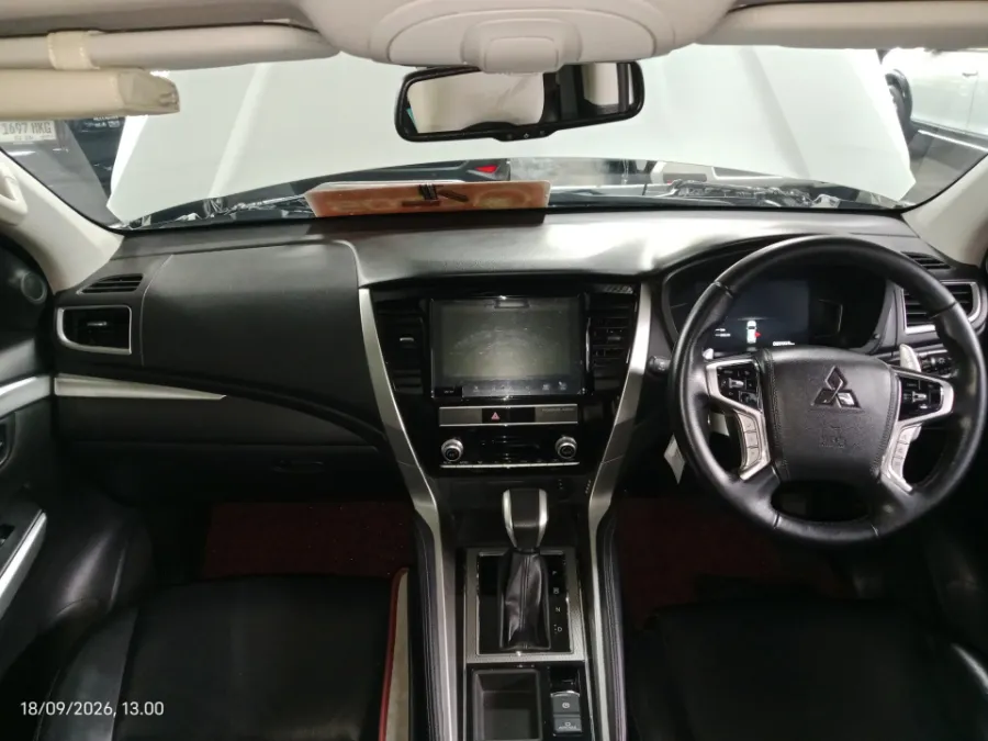 Foto Mobil Bekas Dashboard Mitsubishi Pajero Sport 2.4 Dakar 4X2 tahun 2022
