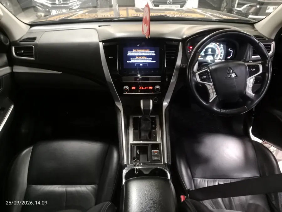 Foto Mobil Bekas Dashboard Mitsubishi Pajero Sport 2.4 Dakar 4X2 tahun 2022