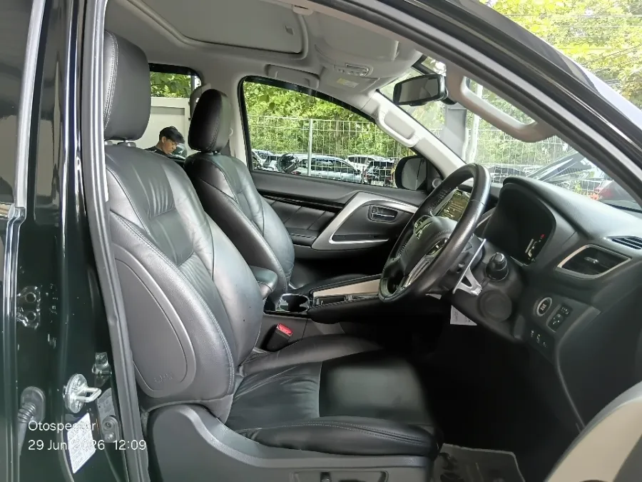 Foto Mobil Bekas Kabin Depan Mitsubishi Pajero Sport 2.4 Dakar 4X2 tahun 2022