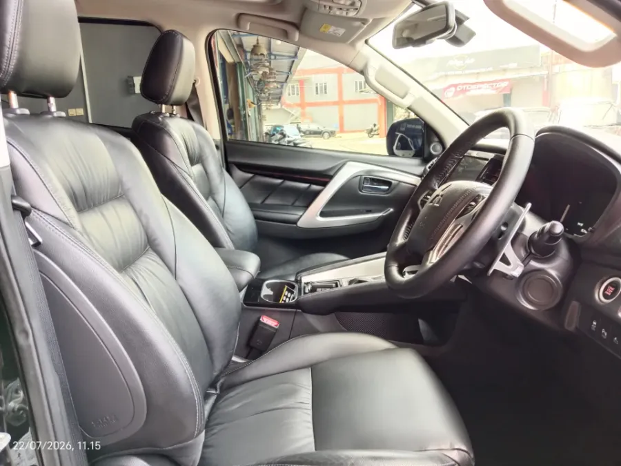 Foto Mobil Bekas Kabin Depan Mitsubishi Pajero Sport 2.4 Dakar 4X2 tahun 2022