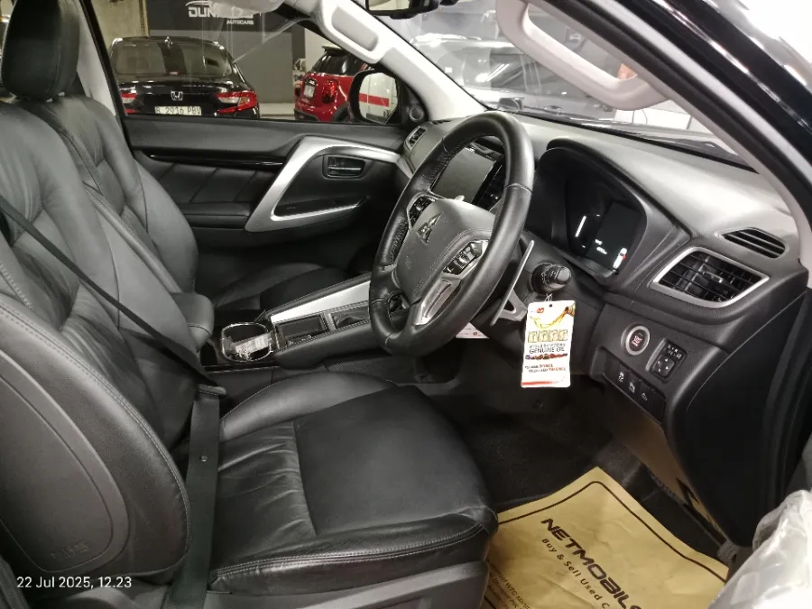 Foto Mobil Bekas Kabin Depan Mitsubishi Pajero Sport 2.4 Dakar 4X2 tahun 2022