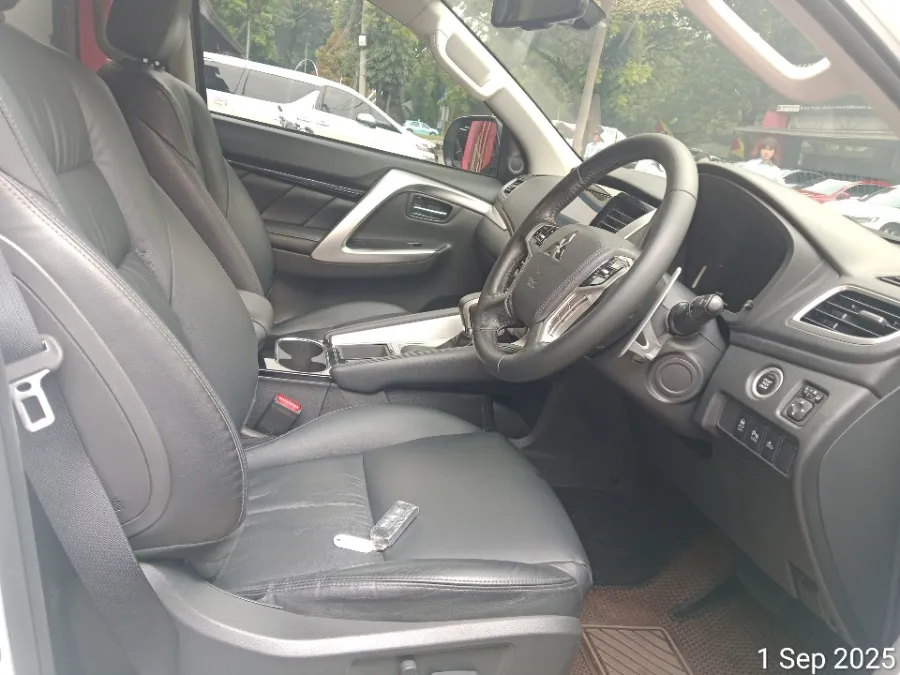 Foto Mobil Bekas Kabin Depan Mitsubishi Pajero Sport 2.4 Dakar 4X2 tahun 2022