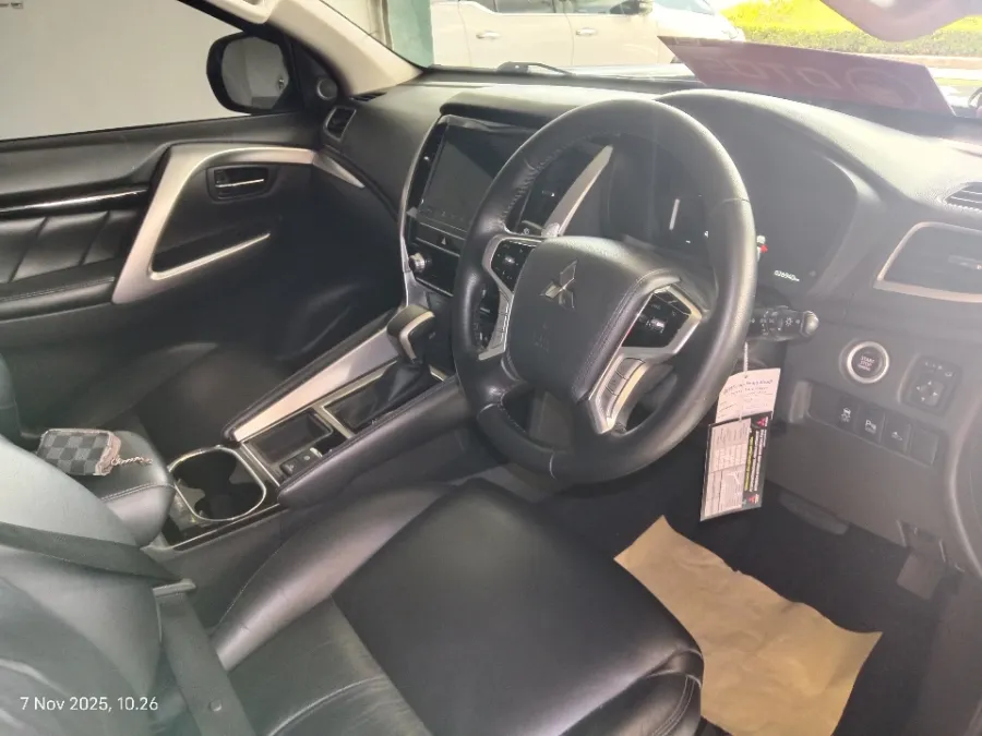Foto Mobil Bekas Kabin Depan Mitsubishi Pajero Sport 2.4 Dakar 4X2 tahun 2022