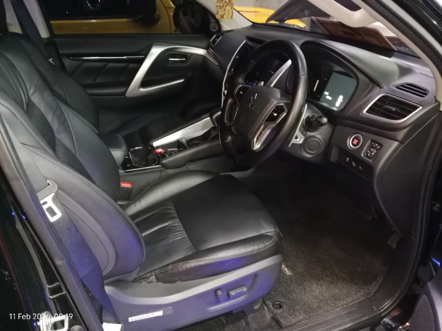 Foto Mobil Bekas Kabin Depan Mitsubishi Pajero Sport 2.4 Dakar 4X2 tahun 2022