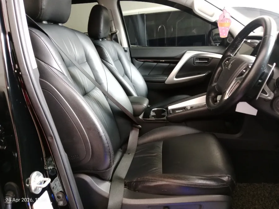 Foto Mobil Bekas Kabin Depan Mitsubishi Pajero Sport 2.4 Dakar 4X2 tahun 2022