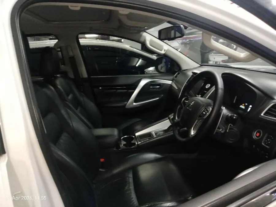 Foto Mobil Bekas Kabin Depan Mitsubishi Pajero Sport 2.4 Dakar 4X2 tahun 2022