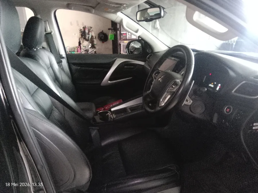Foto Mobil Bekas Kabin Depan Mitsubishi Pajero Sport 2.4 Dakar 4X2 tahun 2022