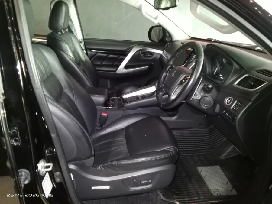 Foto Mobil Bekas Kabin Depan Mitsubishi Pajero Sport 2.4 Dakar 4X2 tahun 2022