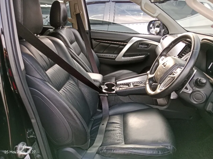 Foto Mobil Bekas Kabin Depan Mitsubishi Pajero Sport 2.4 Dakar 4X2 tahun 2022