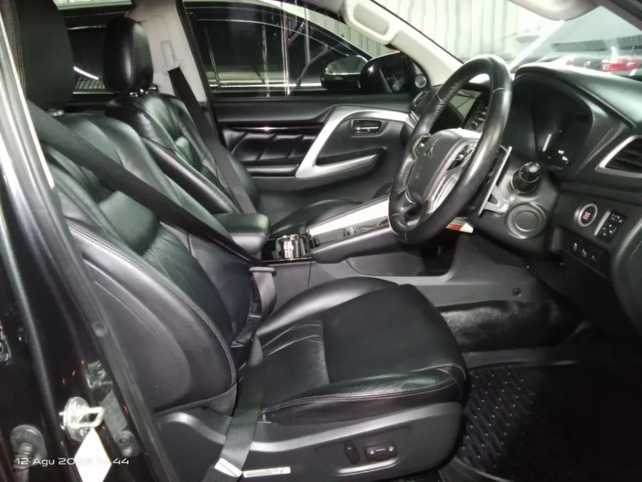Foto Mobil Bekas Kabin Depan Mitsubishi Pajero Sport 2.4 Dakar 4X2 tahun 2022