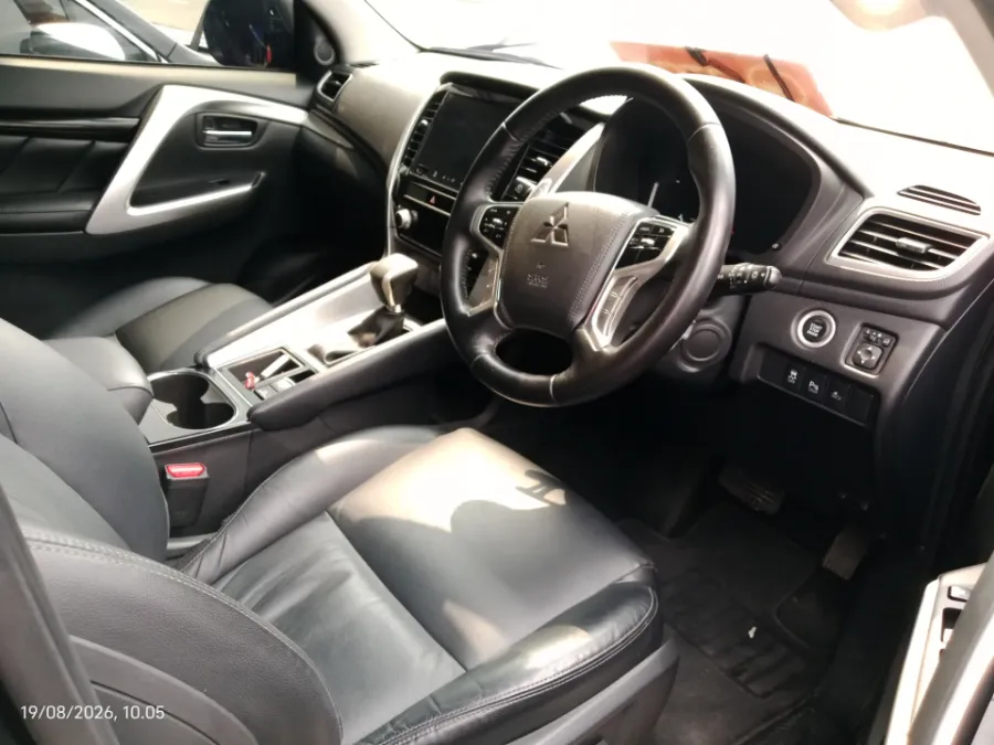 Foto Mobil Bekas Kabin Depan Mitsubishi Pajero Sport 2.4 Dakar 4X2 tahun 2022