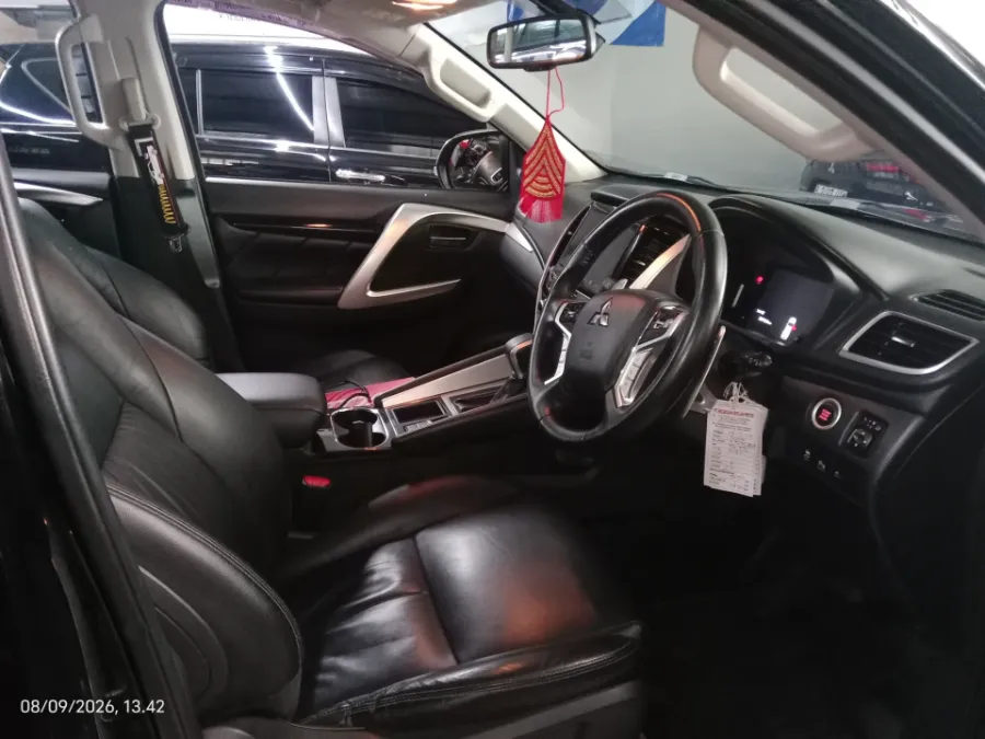 Foto Mobil Bekas Kabin Depan Mitsubishi Pajero Sport 2.4 Dakar 4X2 tahun 2022