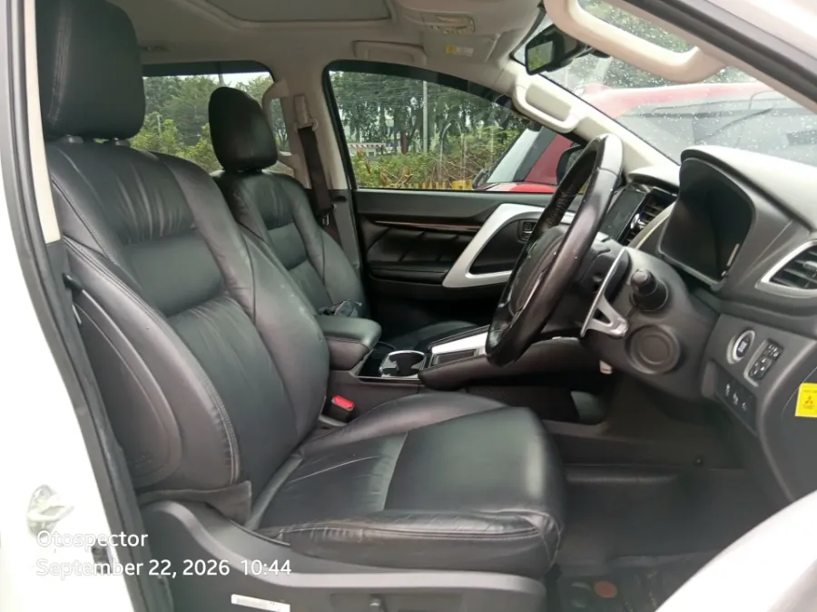 Foto Mobil Bekas Kabin Depan Mitsubishi Pajero Sport 2.4 Dakar 4X2 tahun 2022