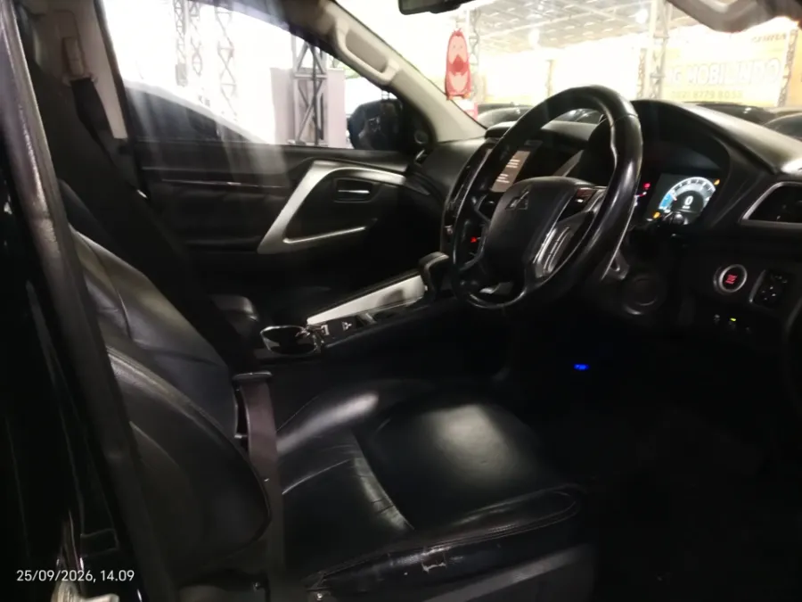 Foto Mobil Bekas Kabin Depan Mitsubishi Pajero Sport 2.4 Dakar 4X2 tahun 2022
