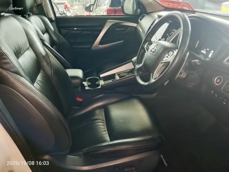 Foto Mobil Bekas Kabin Depan Mitsubishi Pajero Sport 2.4 Dakar 4X2 tahun 2022