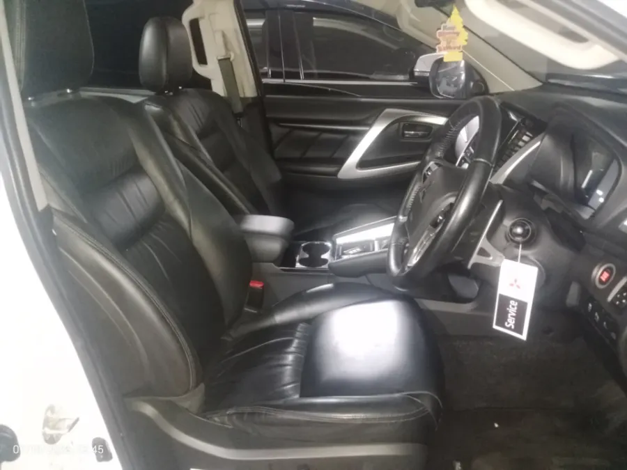 Foto Mobil Bekas Kabin Depan Mitsubishi Pajero Sport 2.4 Dakar 4X2 tahun 2022