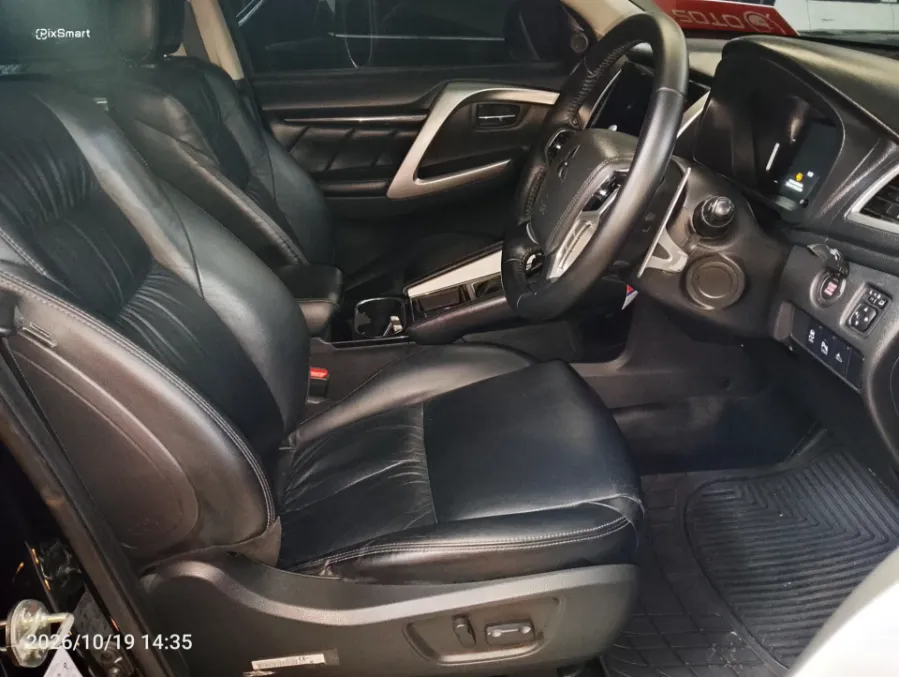 Foto Mobil Bekas Kabin Depan Mitsubishi Pajero Sport 2.4 Dakar 4X2 tahun 2022