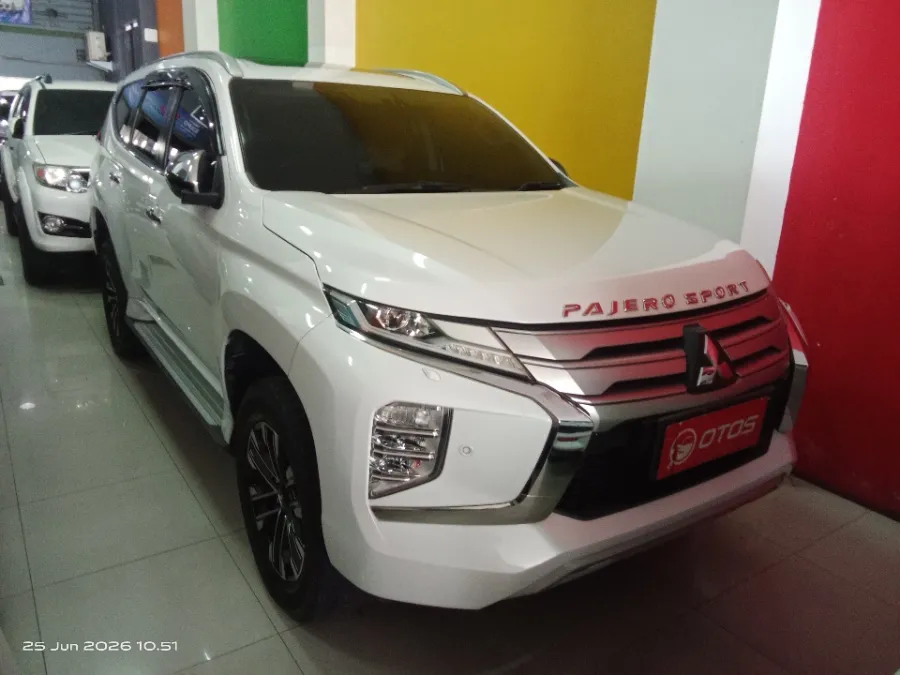 Foto Mobil Bekas Kanan Depan Mitsubishi Pajero Sport 2.4 Dakar 4X2 tahun 2022
