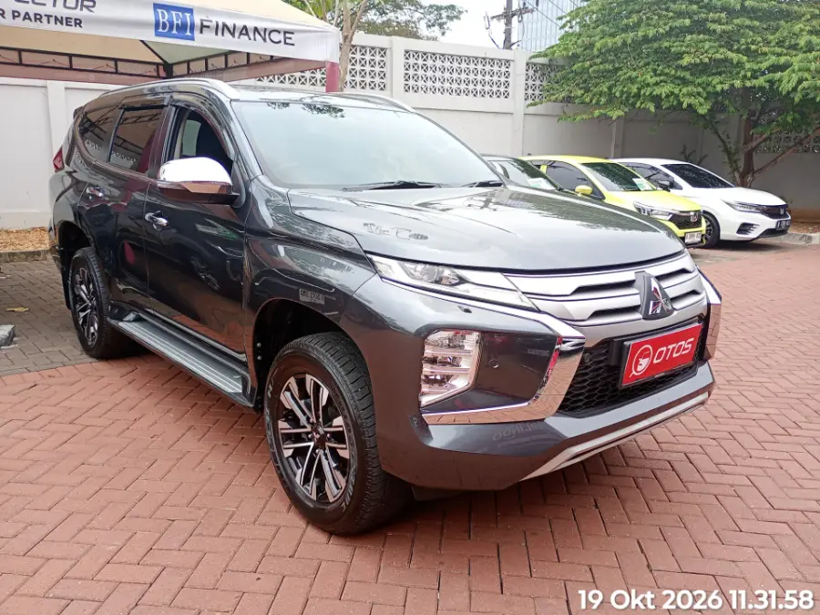 Foto Mobil Bekas Kanan Depan Mitsubishi Pajero Sport 2.4 Dakar 4X2 tahun 2022