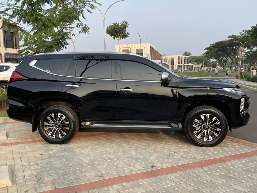 Foto Mobil Bekas Tampak Samping Mitsubishi Pajero Sport 2.4 Dakar 4X2 tahun 2022