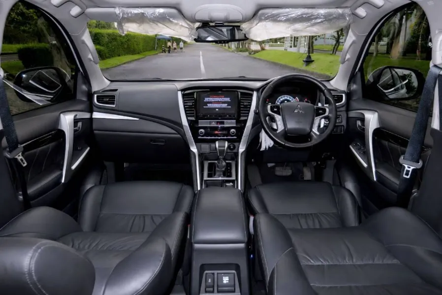 Foto Mobil Bekas Dashboard Mitsubishi Pajero Sport 2.4 Dakar 4X2 tahun 2023