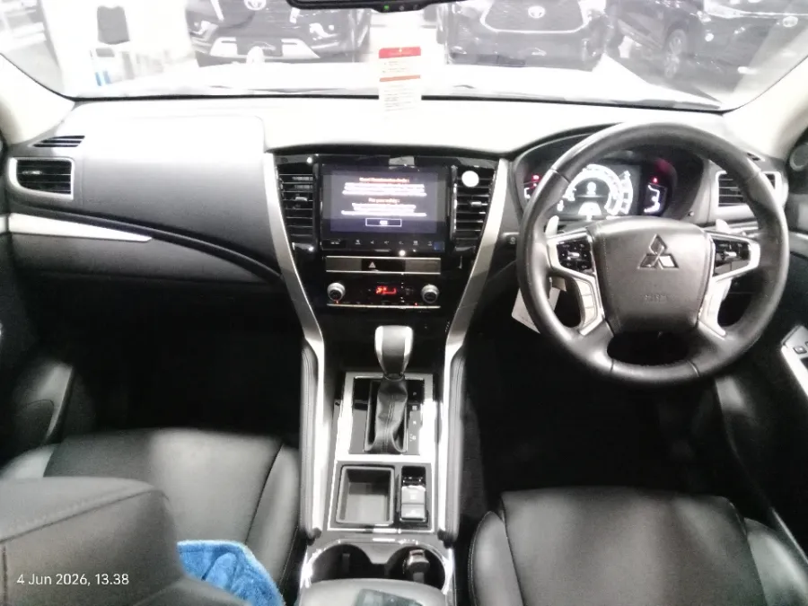 Foto Mobil Bekas Dashboard Mitsubishi Pajero Sport 2.4 Dakar 4X2 tahun 2023