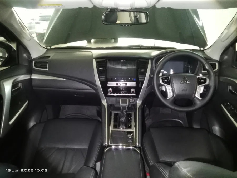 Foto Mobil Bekas Dashboard Mitsubishi Pajero Sport 2.4 Dakar 4X2 tahun 2023
