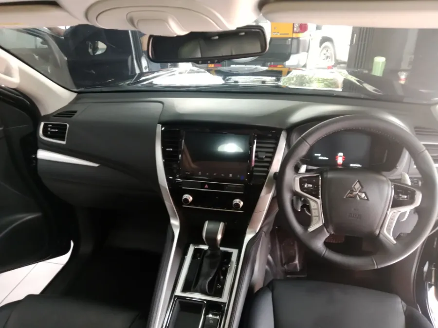 Foto Mobil Bekas Dashboard Mitsubishi Pajero Sport 2.4 Dakar 4X2 tahun 2023