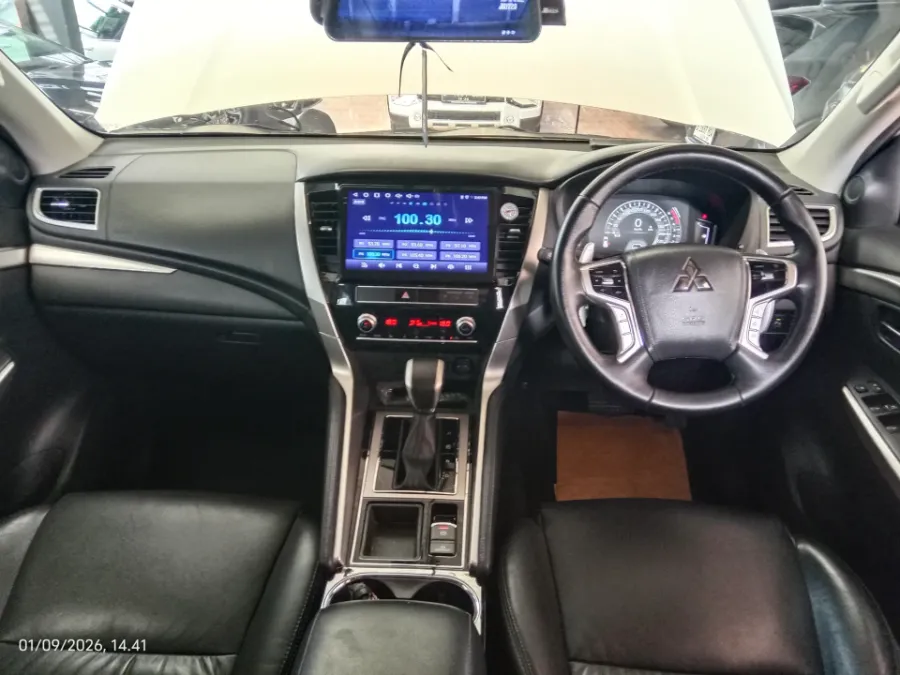 Foto Mobil Bekas Dashboard Mitsubishi Pajero Sport 2.4 Dakar 4X2 tahun 2023
