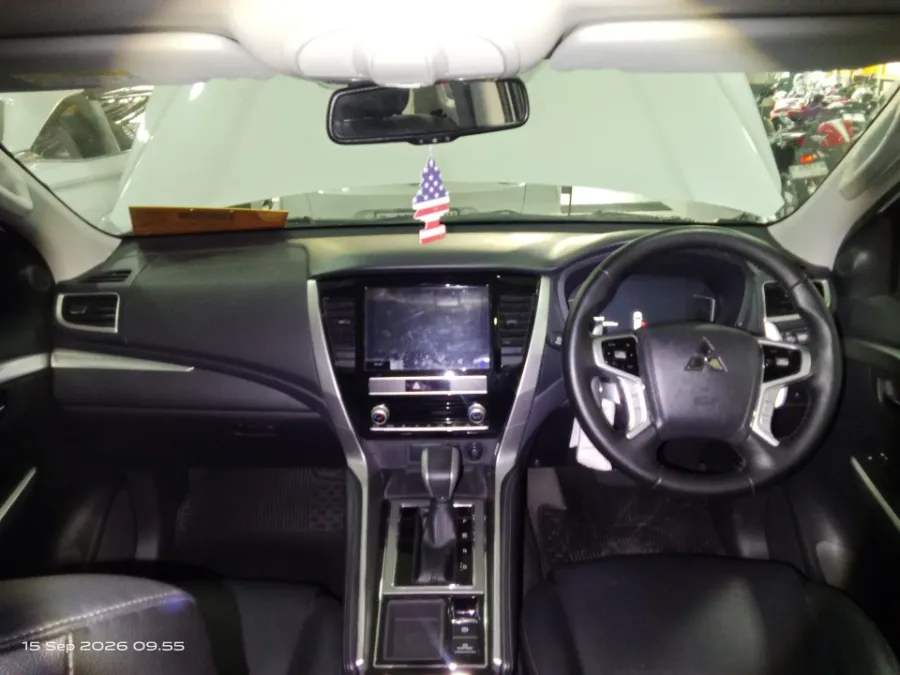 Foto Mobil Bekas Dashboard Mitsubishi Pajero Sport 2.4 Dakar 4X2 tahun 2023