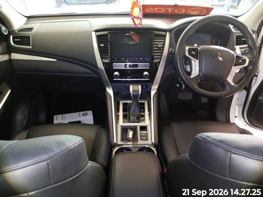Foto Mobil Bekas Dashboard Mitsubishi Pajero Sport 2.4 Dakar 4X2 tahun 2023