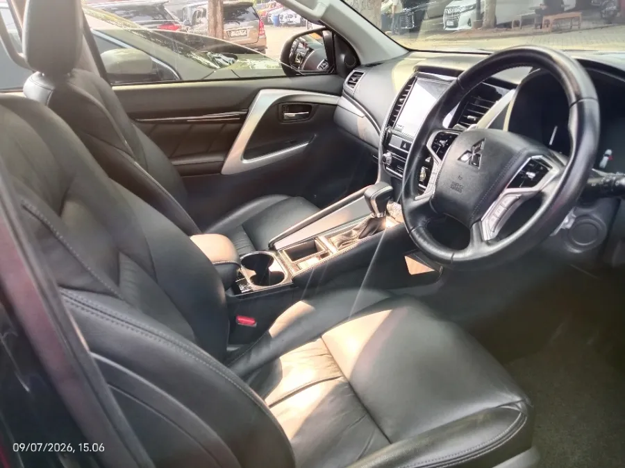 Foto Mobil Bekas Kabin Depan Mitsubishi Pajero Sport 2.4 Dakar 4X2 tahun 2023