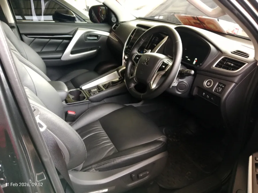 Foto Mobil Bekas Kabin Depan Mitsubishi Pajero Sport 2.4 Dakar 4X2 tahun 2023