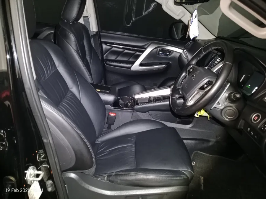 Foto Mobil Bekas Kabin Depan Mitsubishi Pajero Sport 2.4 Dakar 4X2 tahun 2023