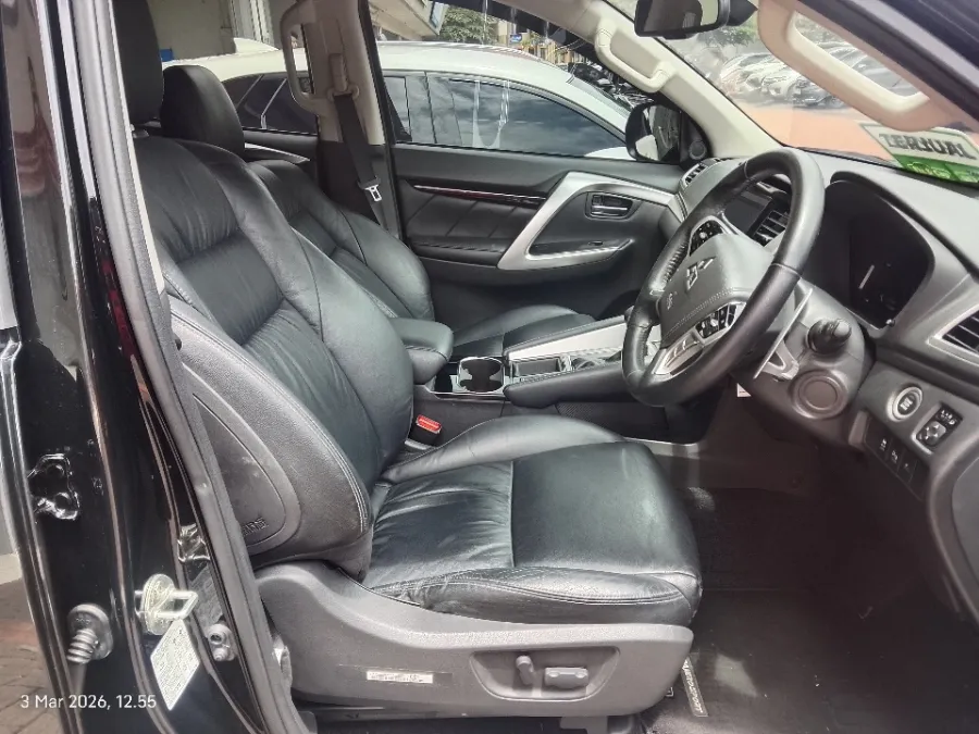 Foto Mobil Bekas Kabin Depan Mitsubishi Pajero Sport 2.4 Dakar 4X2 tahun 2023