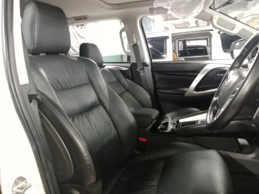 Foto Mobil Bekas Kabin Depan Mitsubishi Pajero Sport 2.4 Dakar 4X2 tahun 2023